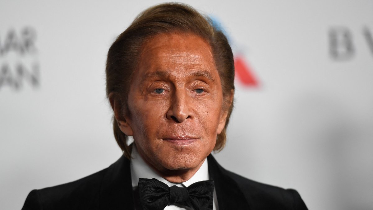 Italian fashion designer Valentino Garavani poses on the red carpet upon arrival to attend the British Fashion Awards 2018, London, U.K., Dec. 10, 2018. (AFP File Photo)