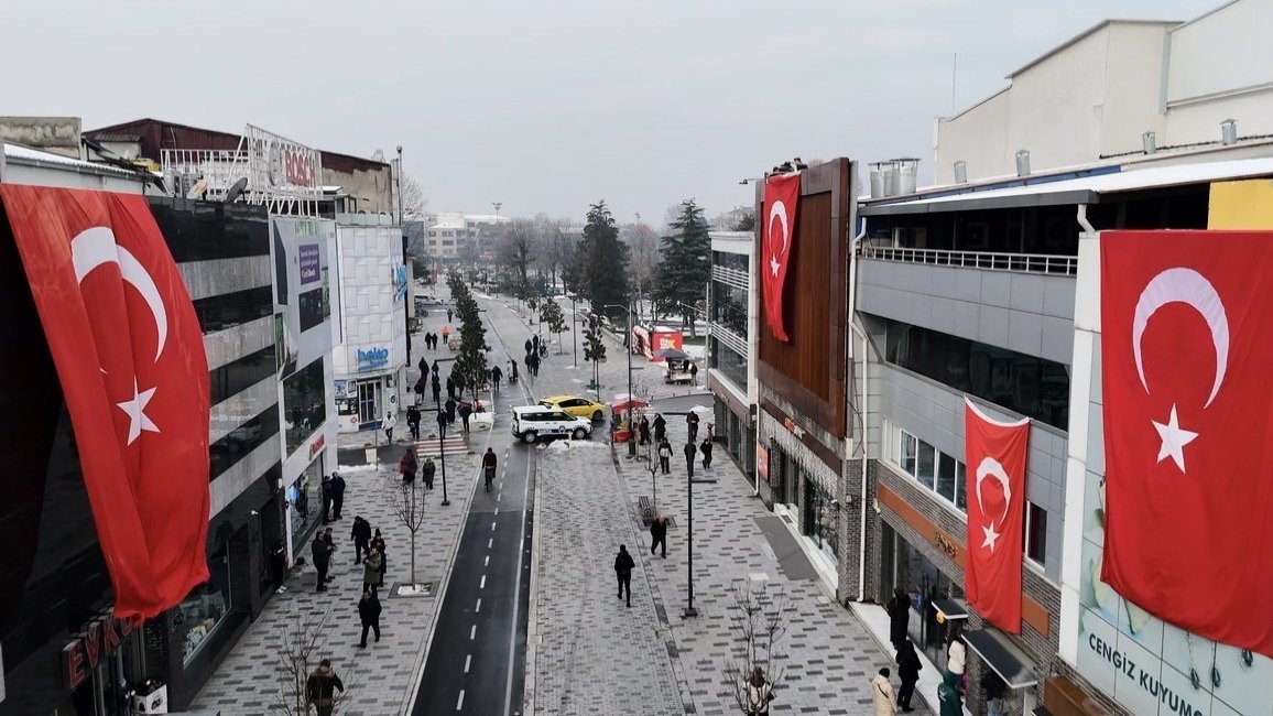 Attack on flag unites Türkiye, prompts arrests