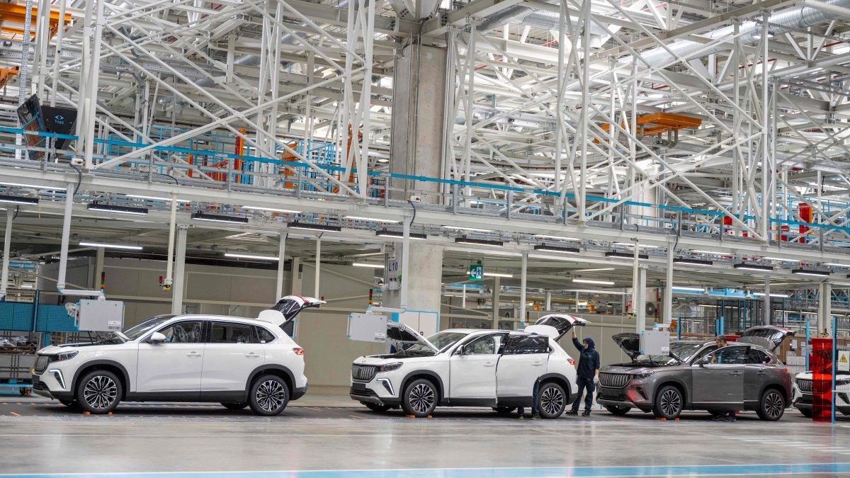 Employees work on a car assembly line at a factory of Togg, Bursa, northwestern Türkiye, May 17, 2024. (AFP Photo)