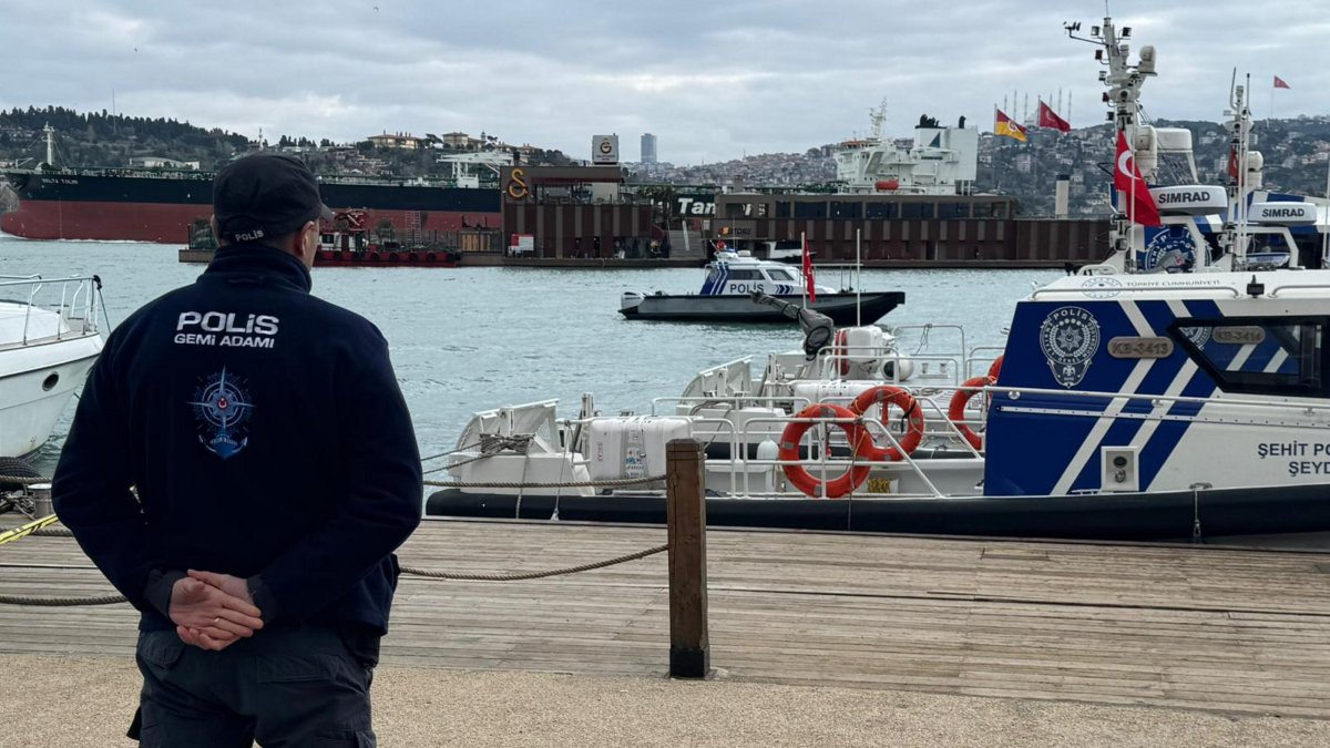 Istanbul Police marine units and Coast Guard teams dispatched to the scene to remove the body of a man found in the Marmara Sea, Jan. 21, 2026. (AA Photo)