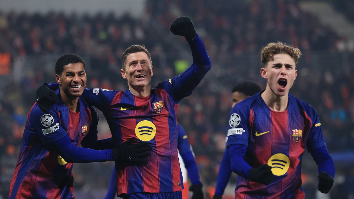 Barça dig deep in Prague as Lopez shines, Lewandowski makes history