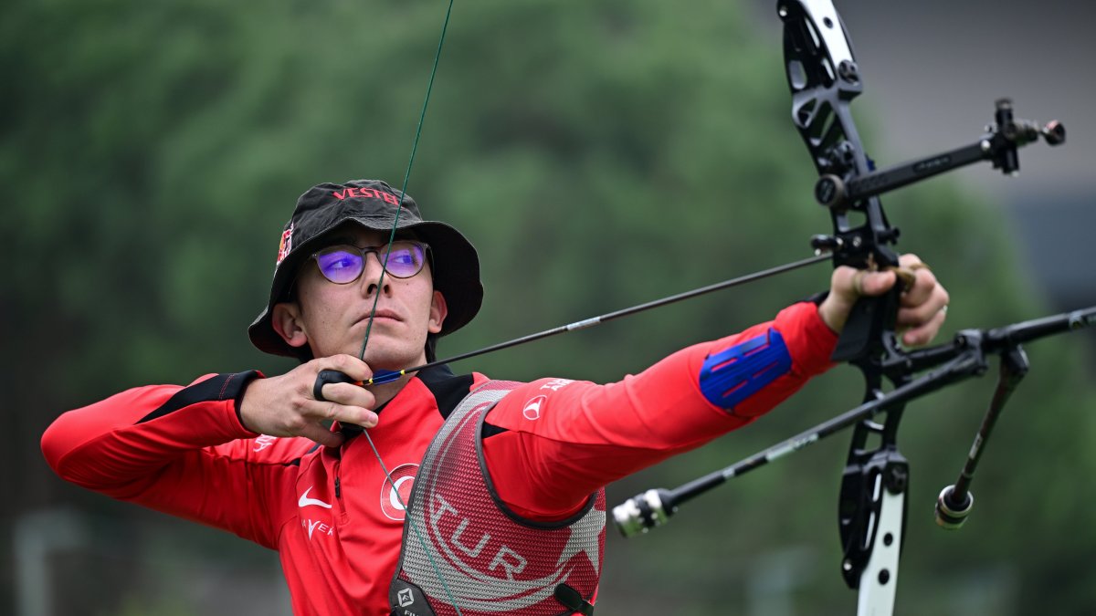 Mete Gazoz trains with Türkiye’s national archery team during a camp, where the hosts are preparing for the European Championships later this year, Antalya, Türkiye, Jan. 21, 2026. (AA Photo)