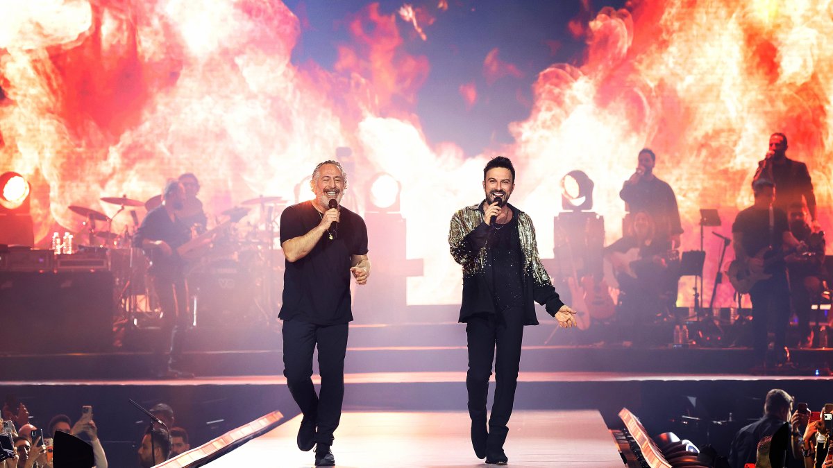 Cem Yılmaz, Tarkan surprise fans with duet at Istanbul concert