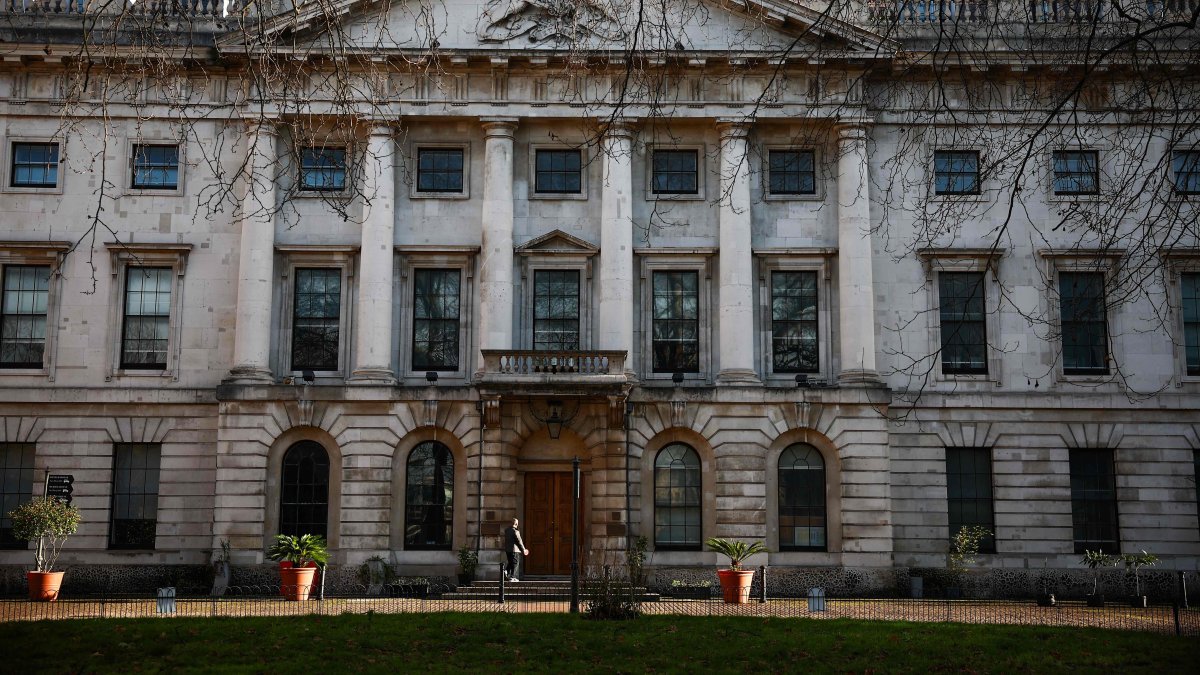 China signals openness to closer economic ties with UK