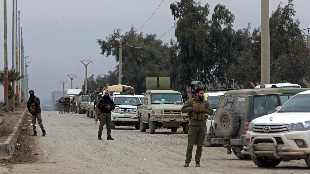 Members of Syrian government security forces stand guard along an area near to Al-Aqtan Prison on the outskirts of Raqqa, Syria, Jan. 22, 2026. (AFP Photo)