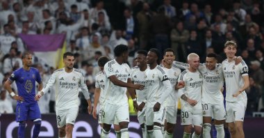 Real Madrid's Vinicius Junior (C) celebrates with teammates after scoring his team's fifth goal during the UEFA Champions League league phase day 7 football match against Monaco at Santiago Bernabeu Stadium, Madrid, Spain, Jan. 20, 2026. (AFP Photo)