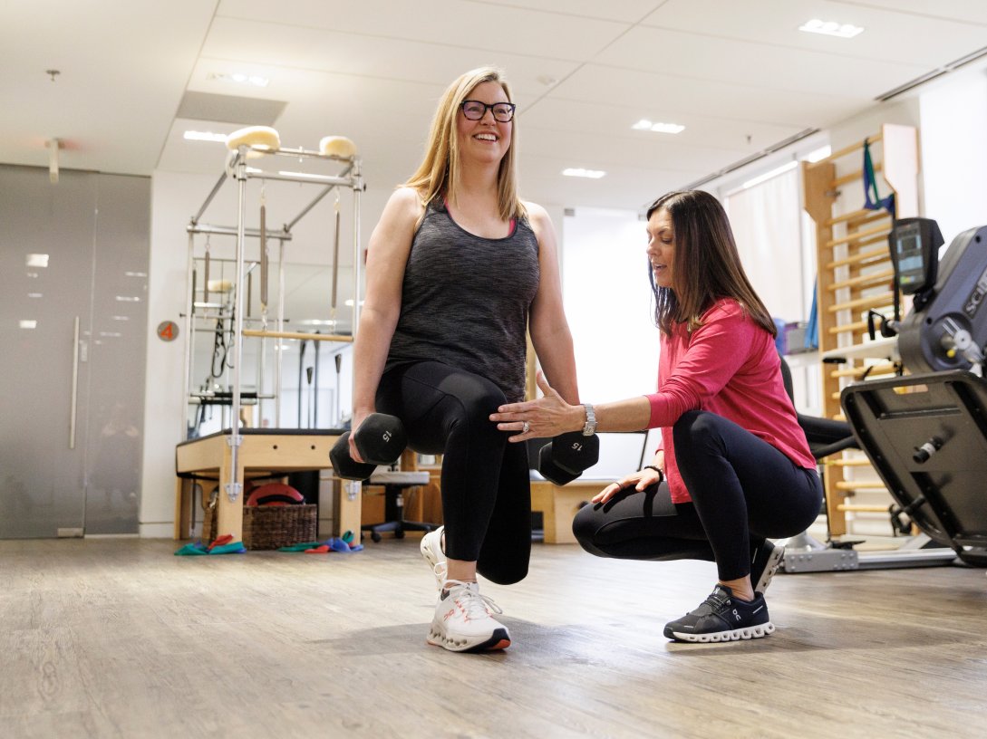 Sarah Baldassaro (L) demonstrates a strength-training regimen with her trainer, Hilary Granat, at the Center for Orthopedic Rehab and Exercise, Washington, U.S., Jan. 8, 2026. (AP Photo)