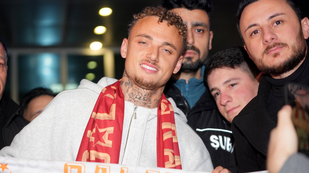 Dutch footballer Noa Lang poses for a photo after arriving at Atatürk Airport as Galatasaray's new loanee, Istanbul, Türkiye, Jan. 23, 2026. (AA Photo)