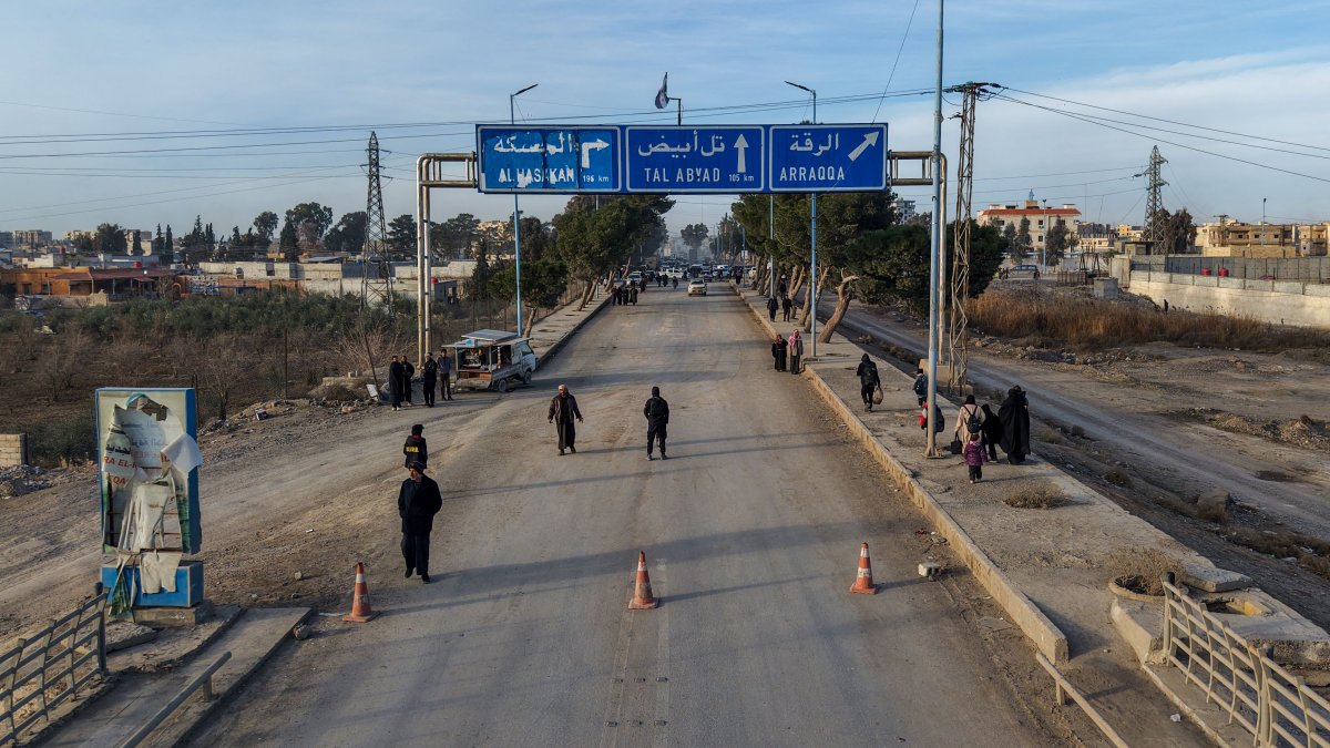 An aerial photograph shows people walking along a street toward northeastern Raqqa, Syria, Jan. 21, 2026. (AFP Photo)