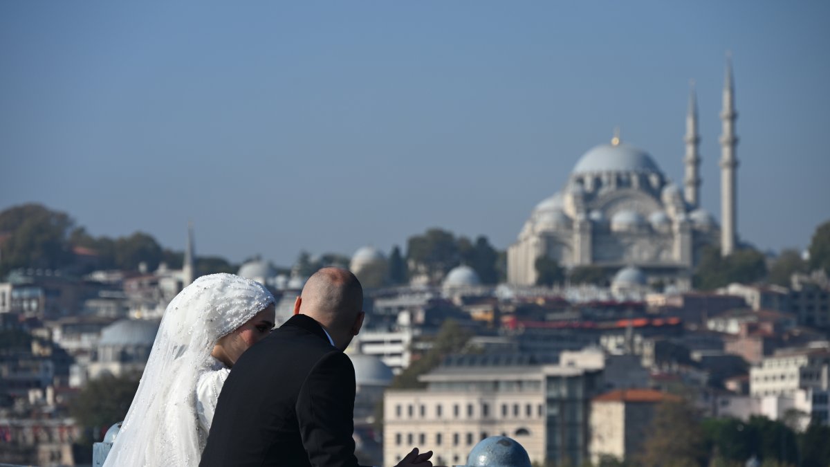 A couple poses for wedding photos along the Bosporus, Istanbul, Türkiye, Oct. 1, 2024. (Shutterstock Photo)