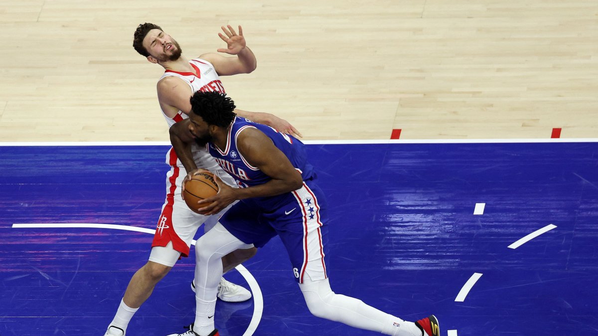 Philadelphia 76ers' Joel Embiid (R) drives against Houston Rockets' Alperen Şengün during the second half at Xfinity Mobile Arena, Philadelphia, U.S., Jan. 22, 2026. (AFP Photo)