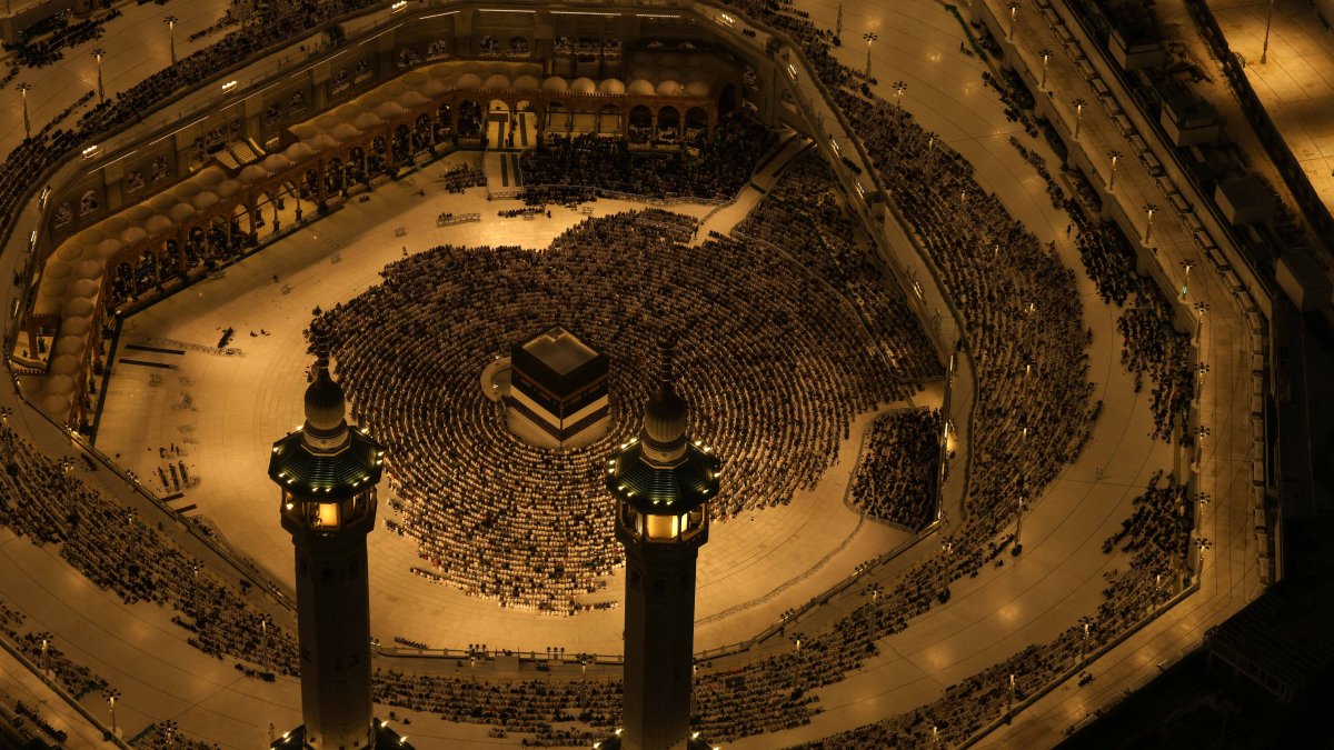 This aerial view shows the Grand Mosque complex as Muslims perform the evening prayer around the Ka'aba, Islam's holiest shrine, on June 6, 2025. (AFP Photo)
