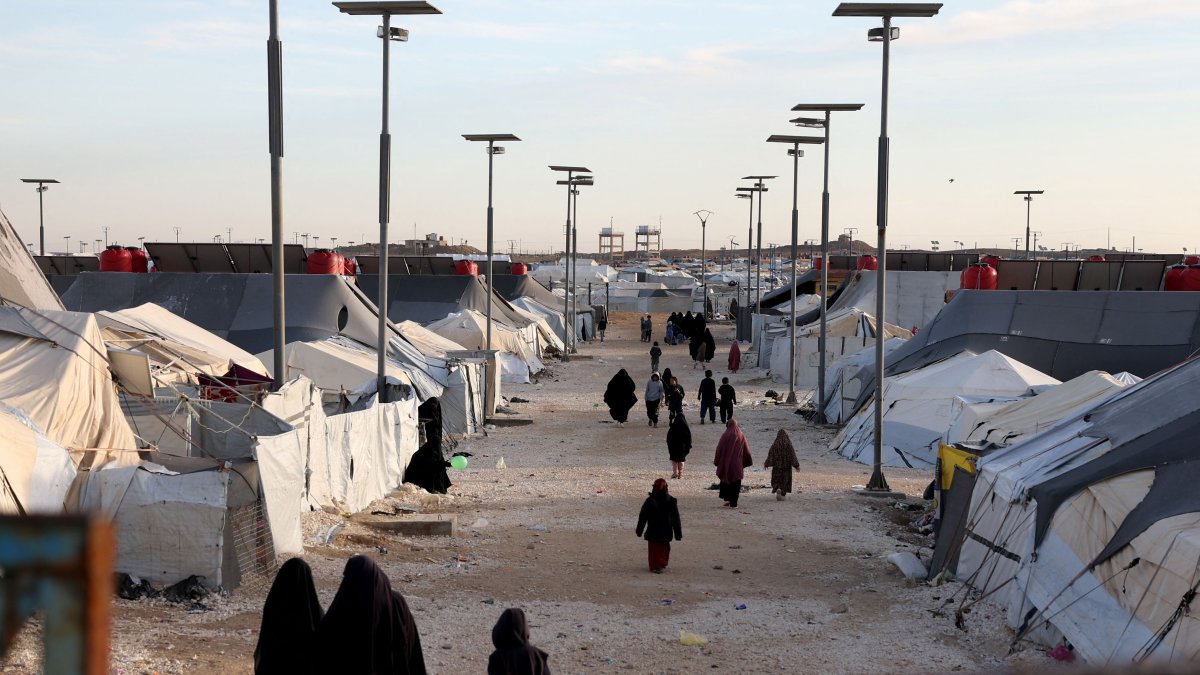 Women and children, relatives of suspected Daesh terrorists, are seen at Al-Hol camp in the desert region of Syria's northeastern Hassakeh province, Jan. 21, 2026. (AFP Photo)