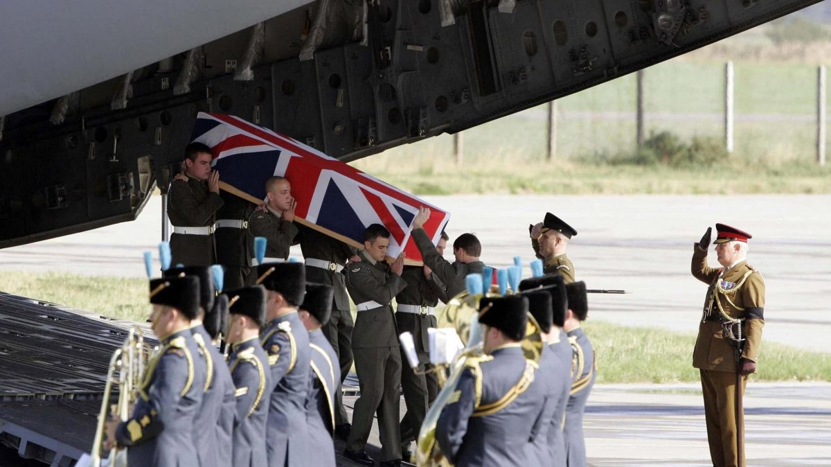 The coffin containing Joseph David Windall of the British Royal Marines is carried from a C17 plane at RAF Kinloss, in Scotland, Sept. 12, 2006. (AFP File Photo)