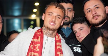 Dutch footballer Noa Lang poses for a photo after arriving at Atatürk Airport as Galatasaray's new loanee, Istanbul, Türkiye, Jan. 23, 2026. (AA Photo)