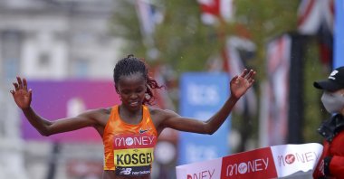  Kenya's Brigid Kosgei crosses the line to win the London Marathon, London, U.K., Oct. 4, 2020. (AP Photo)