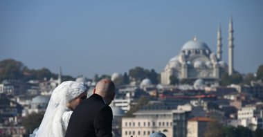 A couple poses for wedding photos along the Bosporus, Istanbul, Türkiye, Oct. 1, 2024. (Shutterstock Photo)