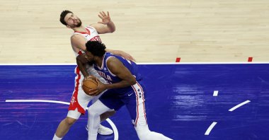 Philadelphia 76ers' Joel Embiid (R) drives against Houston Rockets' Alperen Şengün during the second half at Xfinity Mobile Arena, Philadelphia, U.S., Jan. 22, 2026. (AFP Photo)