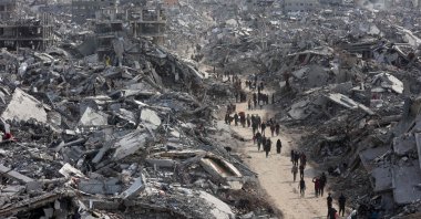 This aerial view shows displaced Palestinians returning to the war-devastated Jabalia refugee camp in the northern Gaza Strip, Jan. 19, 2025. (AFP File Photo)
