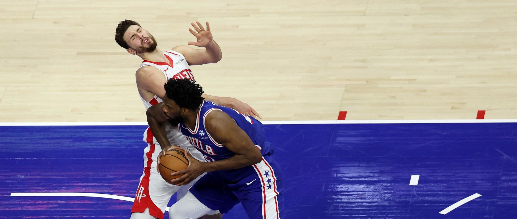 Philadelphia 76ers' Joel Embiid (R) drives against Houston Rockets' Alperen Şengün during the second half at Xfinity Mobile Arena, Philadelphia, U.S., Jan. 22, 2026. (AFP Photo)