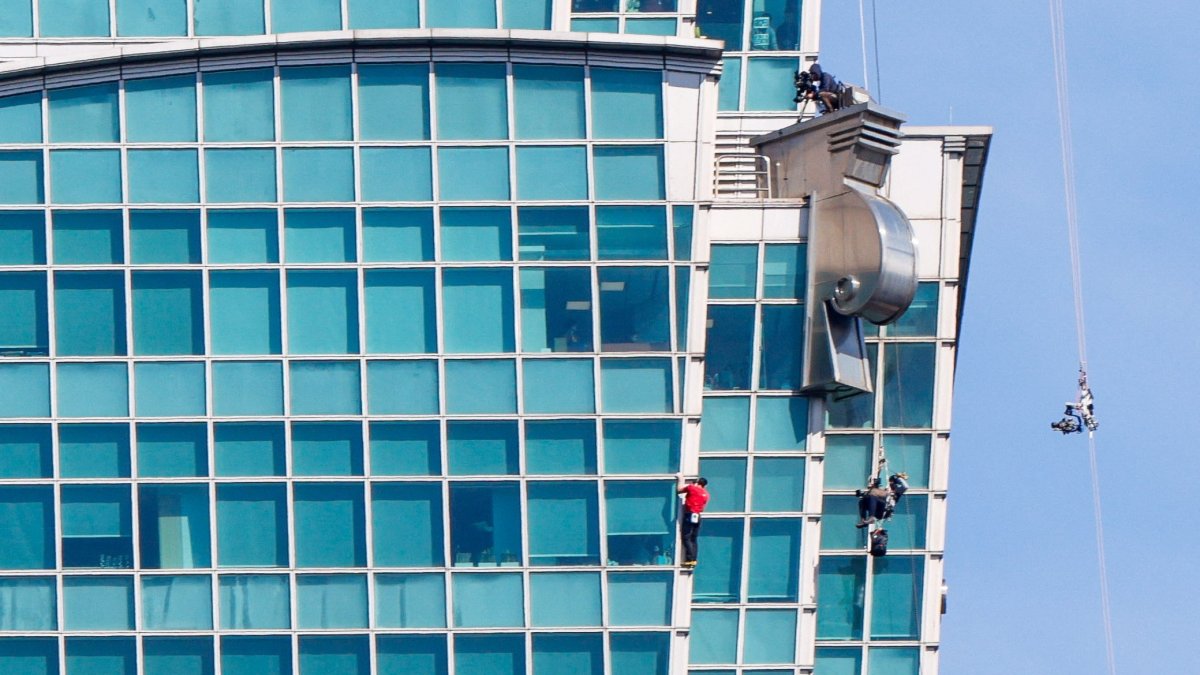 American climber scales Taipei 101 without rope or harness