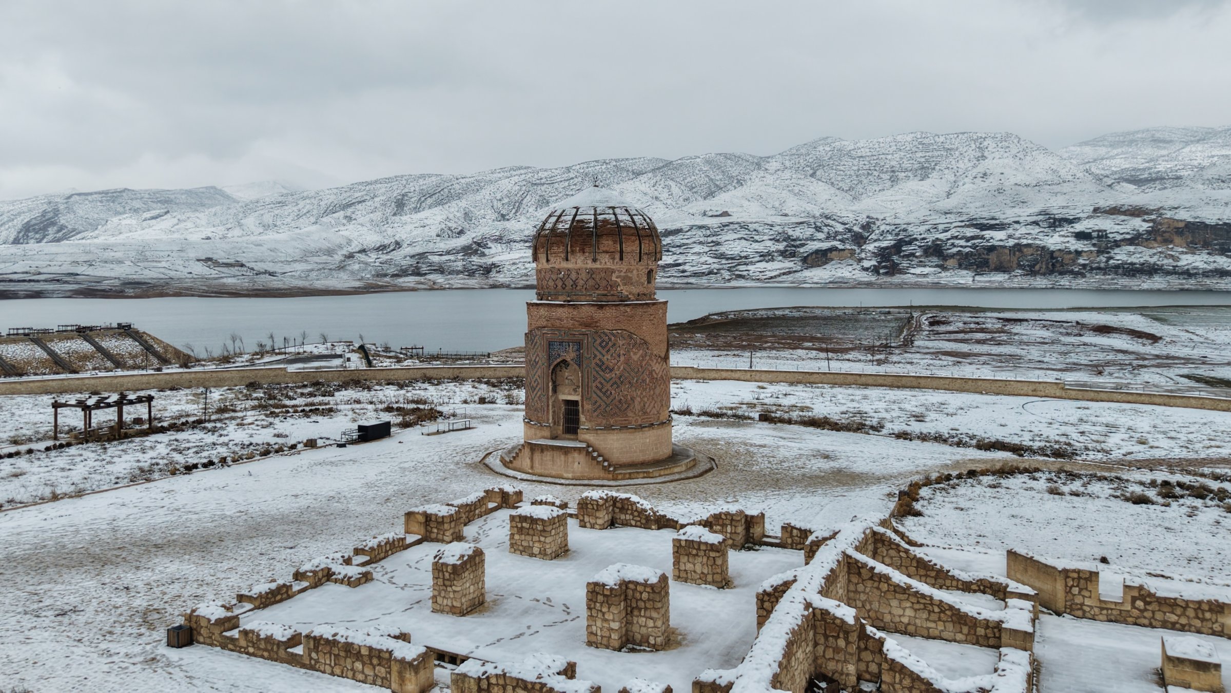 Snowfall turns Hasankeyf into winter scene in southeastern Türkiye