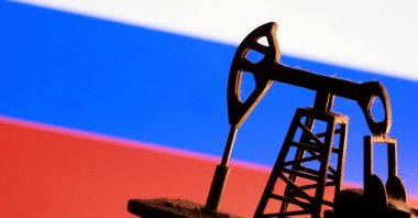 A model of an oil pump is seen in front of a Russian flag in this illustration taken on Jan. 9, 2026. (Reuters Photo)