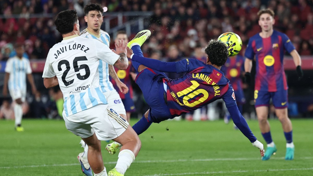 Barcelona's Lamine Yamal (R) scores his team's third goal during the Spanish league football match against Real Oviedo at Camp Nou Stadium, Barcelona, Spain, Jan. 25, 2026. (AFP Photo)