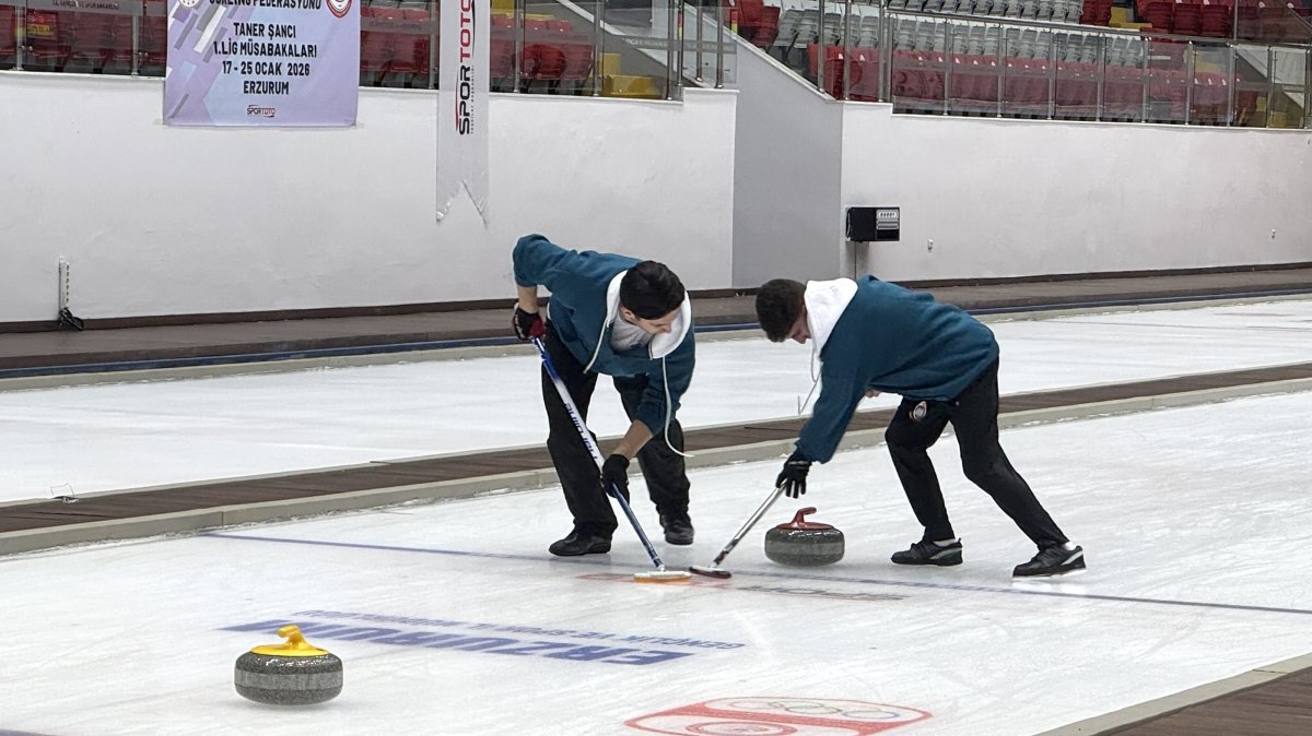 Türkiye’s national curling team players trains for the upcoming tournament, Erzurum, Türkiye, Jan. 25, 2026. (AA Photo)