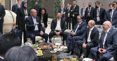 President Recep Tayyip Erdoğan speaks to Azerbaijani President Ilham Aliyev (C), Uzbek President Shavkat Mirziyoyev (3rd R), Russian President Vladimir Putin and Belarusian President Alexander Lukashenko (R) at the Shanghai Cooperation Organisation summit, Samarkand, Uzbekistan, Sept. 15, 2022. (AP Photo)