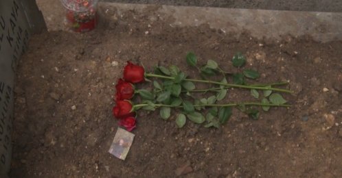 Roses lie on the grave of Atlas Çağlayan as family members and friends visit his grave in the Çağlayan district of Istanbul, Türkiye, Jan. 17, 2026. (IHA Photo)