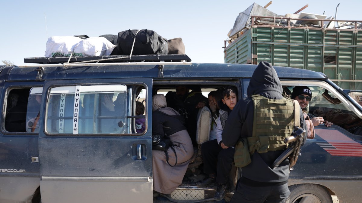 Displaced Syrian civilians continue to flee areas controlled by the YPG terrorist group in the northeastern city of Hassakeh, Syria, Jan. 26, 2026. (AA Photo) 