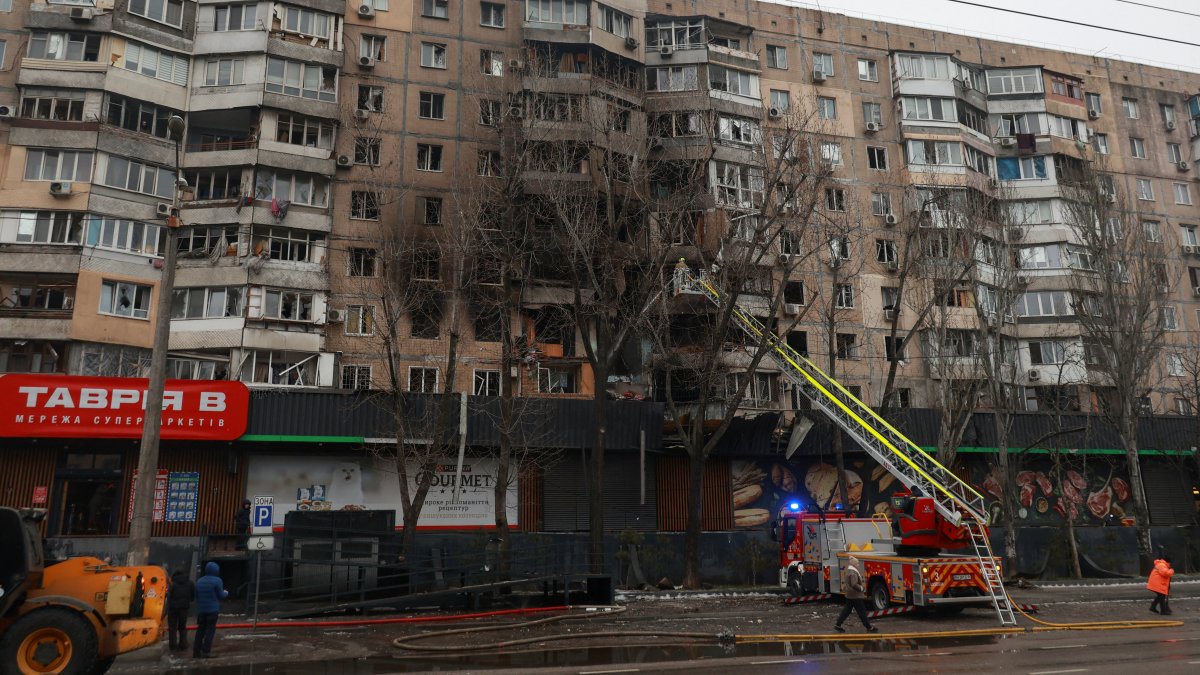 Russian strikes kill couple in Donetsk, injure dozens elsewhere