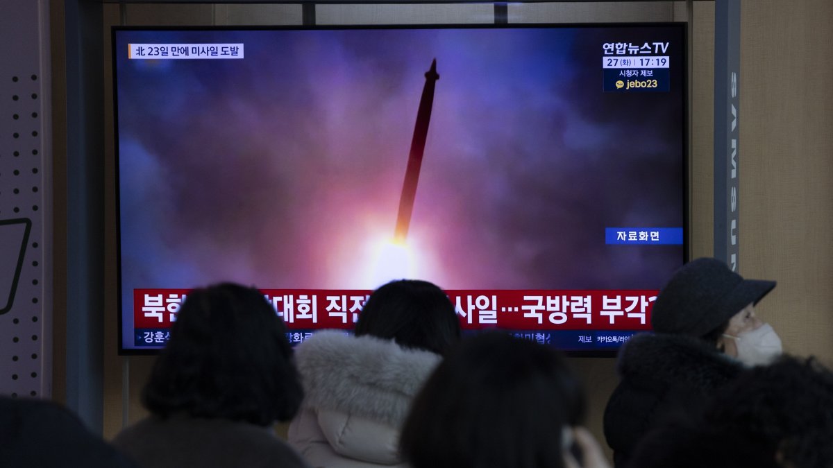 People watch the news at a station in Seoul, South Korea, Jan. 27, 2026. (EPA Photo)