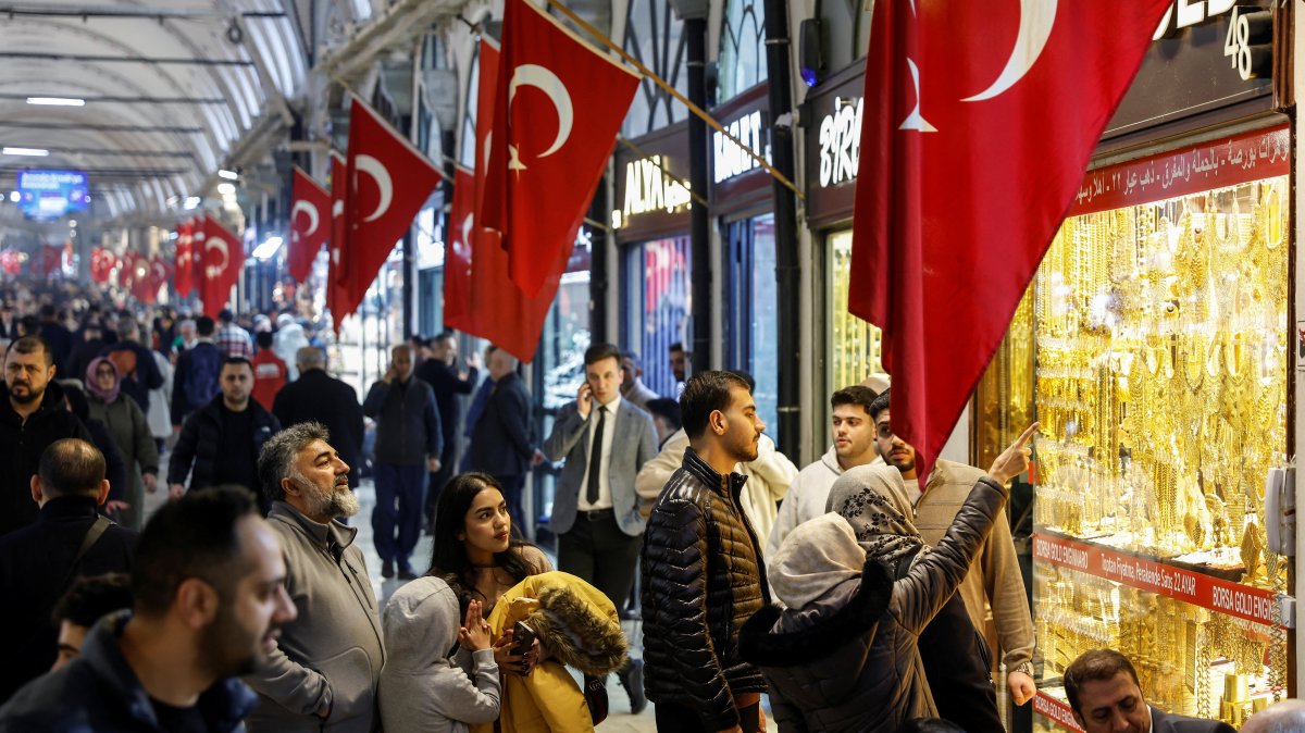 People look at gold jewelry as they stand outside a jewellery shop at the Grand Bazaar, a popular tourist attraction and one of the country's most important economic venues, Istanbul, Türkiye, Jan. 26, 2026. (Reuters Photo)