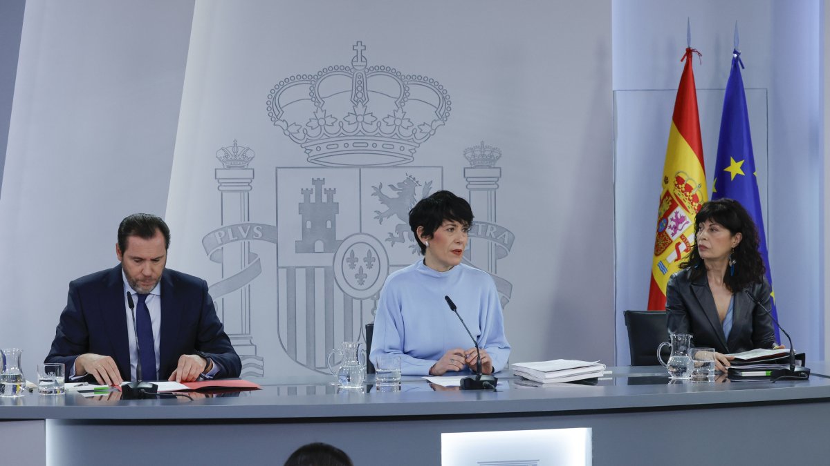 Spain to grant legal status to immigrants without permission