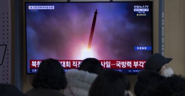 People watch the news at a station in Seoul, South Korea, Jan. 27, 2026. (EPA Photo)