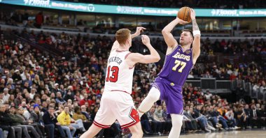 Los Angeles Lakers' Luka Doncic (R) shoots against Chicago Bulls' Kevin Huerter during the second half at United Center, Chicago, U.S., Jan. 26, 2026. (Reuters Photo)