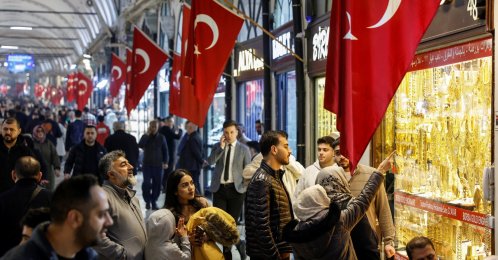 People look at gold jewelry as they stand outside a jewellery shop at the Grand Bazaar, a popular tourist attraction and one of the country's most important economic venues, Istanbul, Türkiye, Jan. 26, 2026. (Reuters Photo)