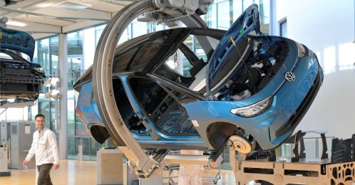 Technicians work in the assembly line of German carmaker Volkswagen's electric ID. 3 car, during a media tour, Dresden, Germany, May 14, 2025. (Reuters Photo)