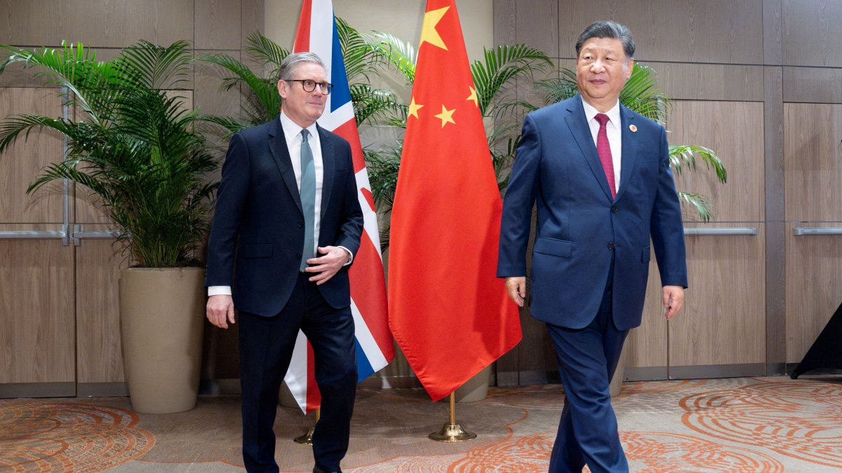 British Prime Minister Keir Starmer (L) during a bilateral meeting with President Xi Jinping of China at the G-20 summit, Rio de Janeiro, Brazil, Nov. 18, 2024. (Reuters Photo)