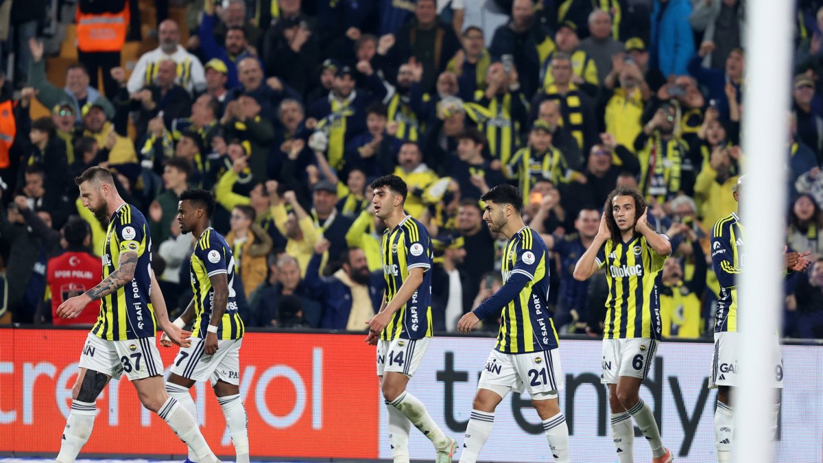 Fenerbahçe players react during the Süper Lig match against Göztepe at Chobani Stadium, Istanbul, Türkiye, Jan. 25, 2026. (AA Photo)