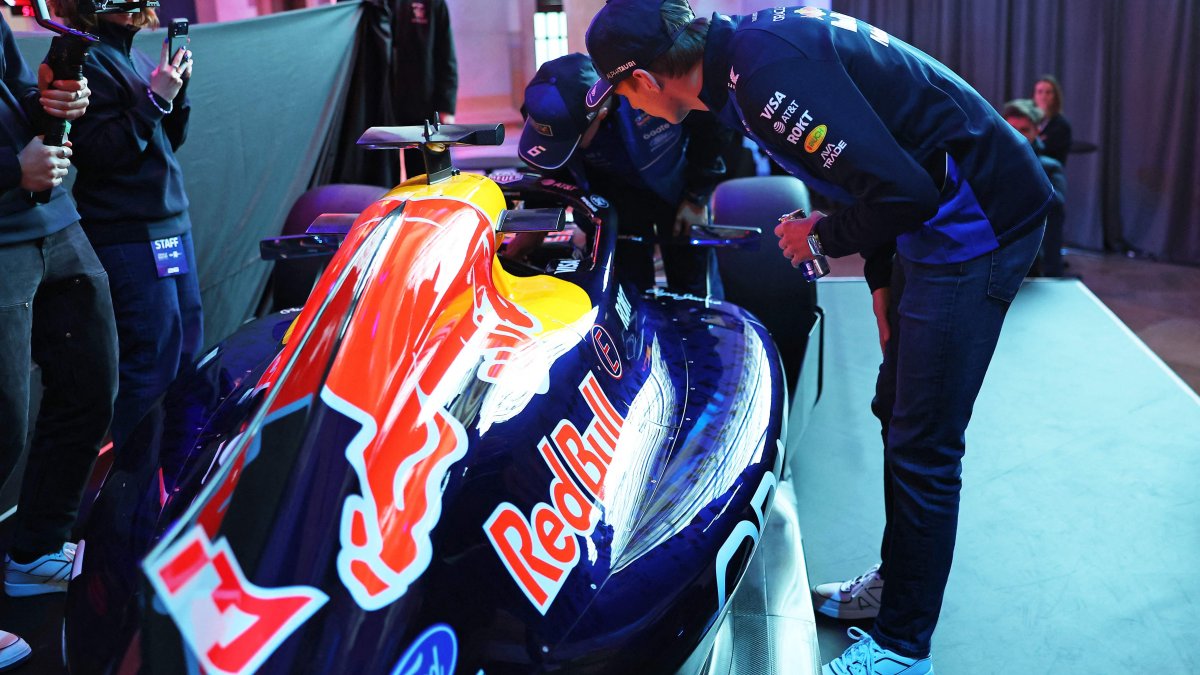 Oracle Red Bull Racing's Max Verstappen (R) and Isack Hadjar unveil their 2026 livery during the Red Bull Racing season launch at Michigan Central Station, Detroit, U.S., Jan. 15, 2026. (AFP Photo)