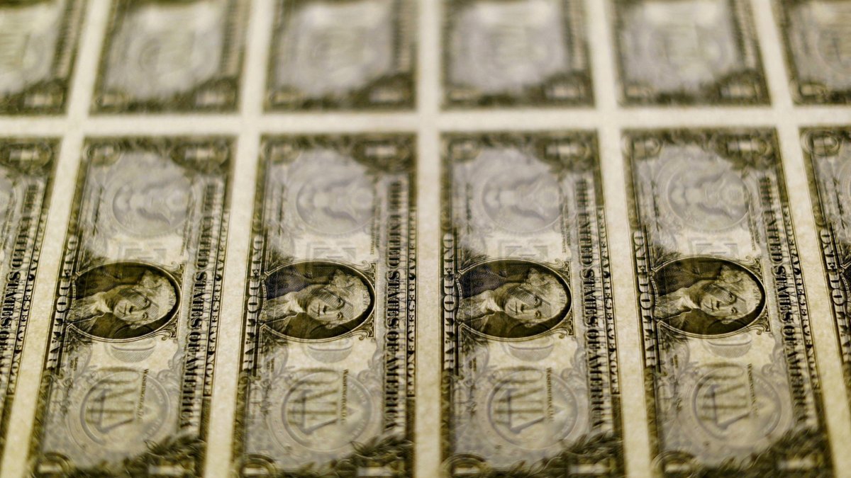 U.S. dollar bills are seen on a light table at the Bureau of Engraving and Printing in Washington, Nov. 14, 2014. (Reuters Photo)