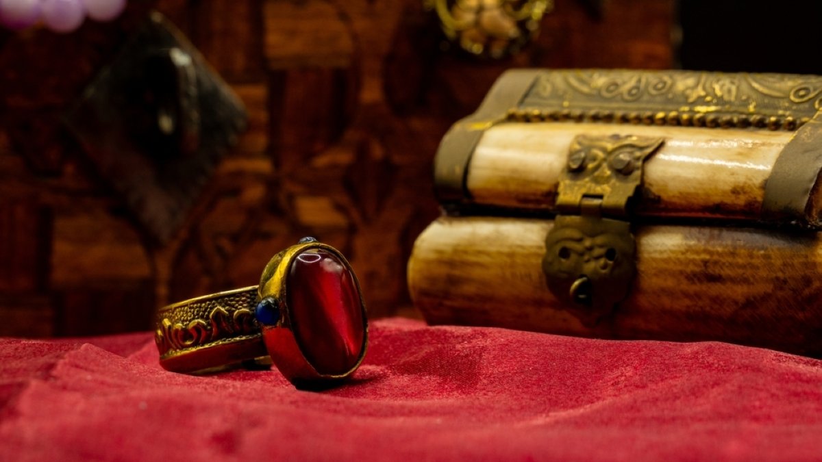 Desire for self-expression: From engraved rings to digital bios