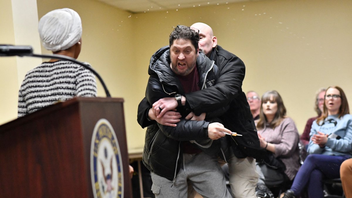 A man is tackled after spraying an unknown substance at U.S. Representative Ilhan Omar (L) during a town hall she was hosting in Minneapolis, Minnesota, U.S., Jan. 27, 2026. (AFP Photo)