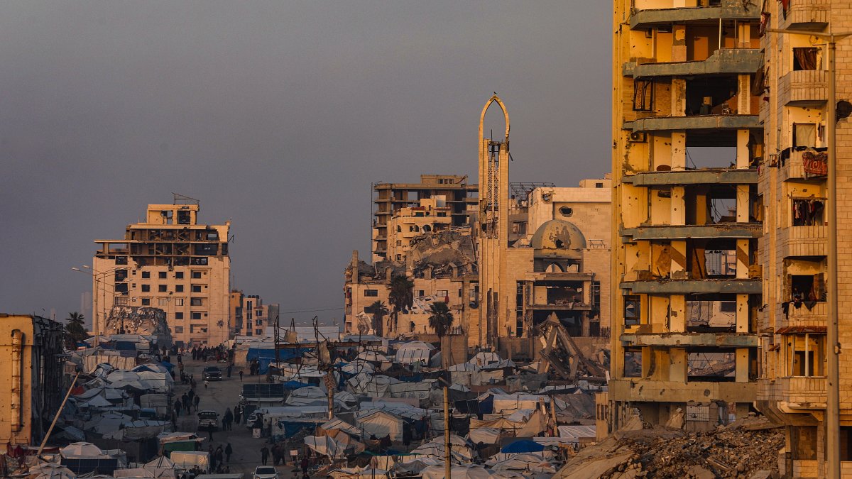 Internally displaced Palestinians move between the ruins of buildings destroyed by Israel at Al Rashid road in the west of Gaza City, Jan. 6, 2026. (EPA File Photo)