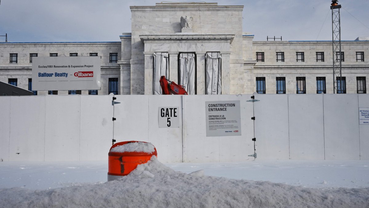 The U.S. Federal Reserve is seen behind a mound of snow in Washington, D.C., Jan. 26, 2026. (AFP Photo)