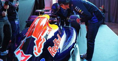 Oracle Red Bull Racing's Max Verstappen (R) and Isack Hadjar unveil their 2026 livery during the Red Bull Racing season launch at Michigan Central Station, Detroit, U.S., Jan. 15, 2026. (AFP Photo)