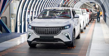 Employees work on a car assembly line at a factory of Togg, Bursa, northwestern Türkiye, May 17, 2024. (AFP Photo)